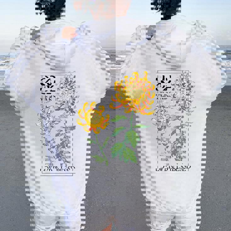 82 Years Loved And Blessed 花柄 フラワースタンプ 82歳の誕生日 レディース オーバーサイズ パーカー バックプリント