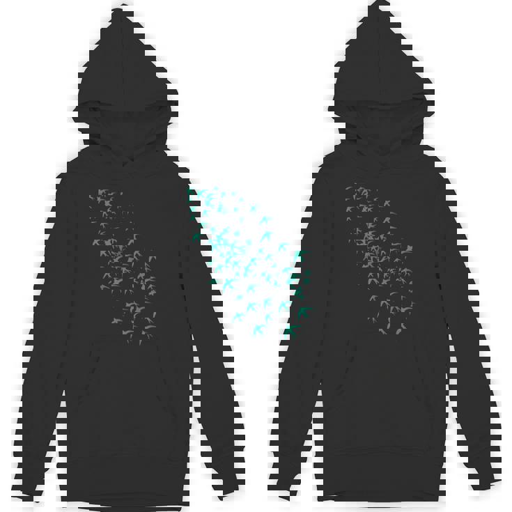 空と自然の鳥の群れ ツバメの空飛ぶ群れ パーカー