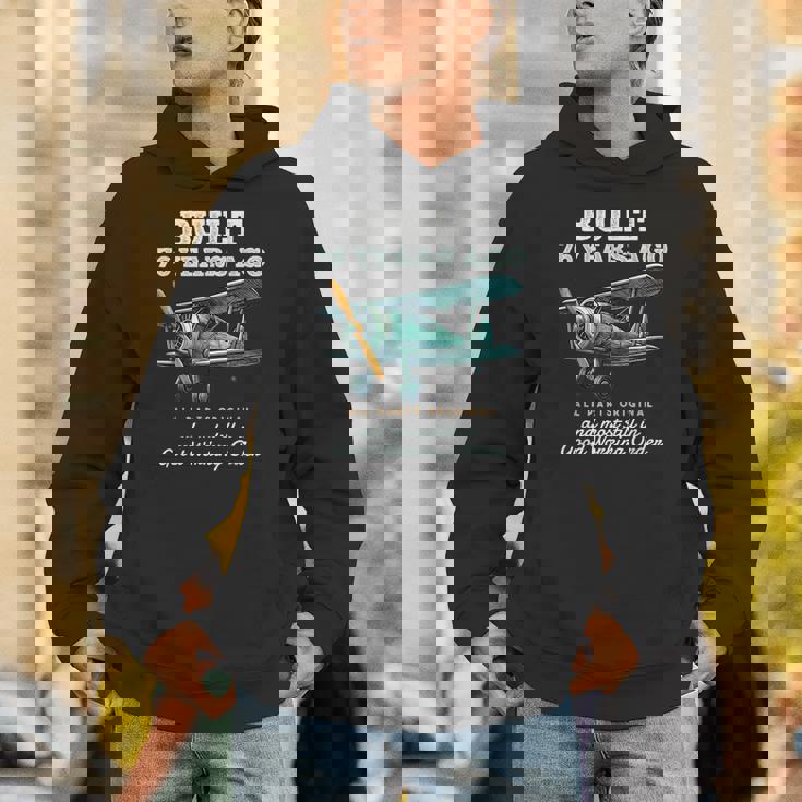 76年前に建てられた古いヴィンテージ飛行機76歳の誕生日男性。 パーカー