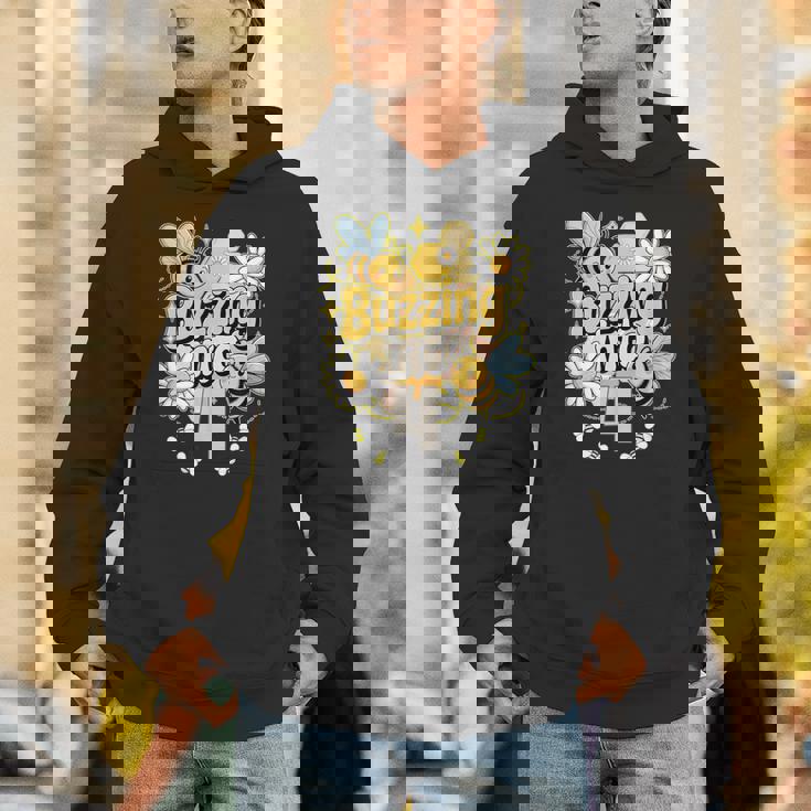 Buzzing Into 4 かわいい蜂 4歳の誕生日パーティーデザイン パーカー