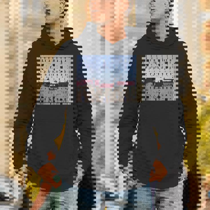 Magritteによるゴルコンダの有名な絵画。 長袖tシャツ パーカー