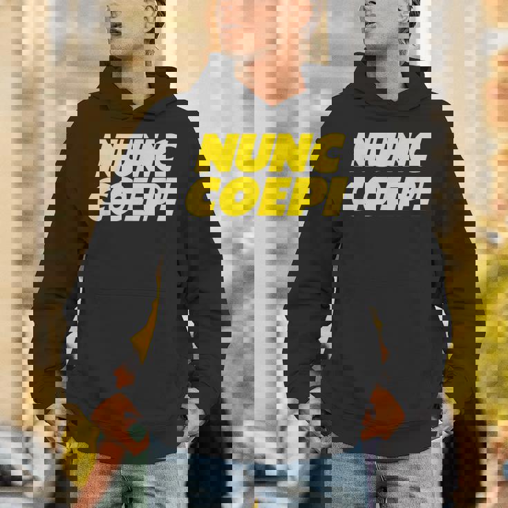 Nunc Coepi Now I Begin パーカー