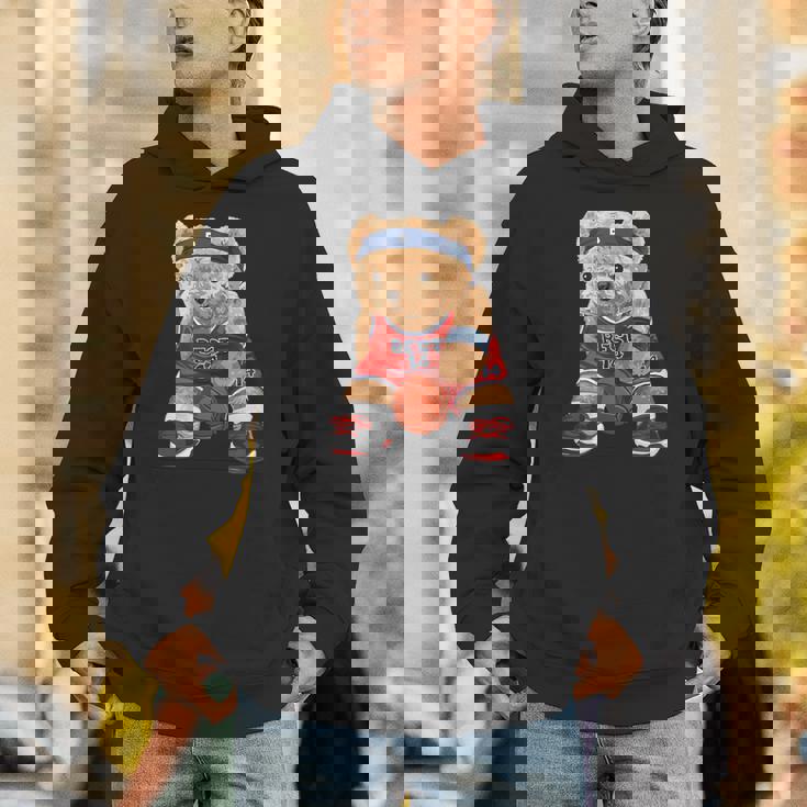 クールなテディベアがバスケットボールのイラストグラフィックデザインを演じます。 パーカー