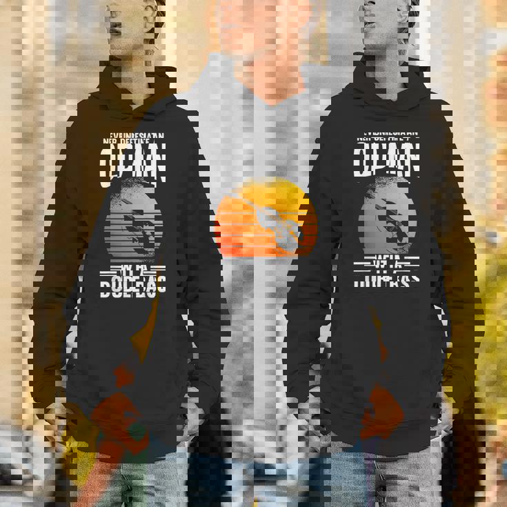 コントラバスの老人を過小評価しないでください パーカー