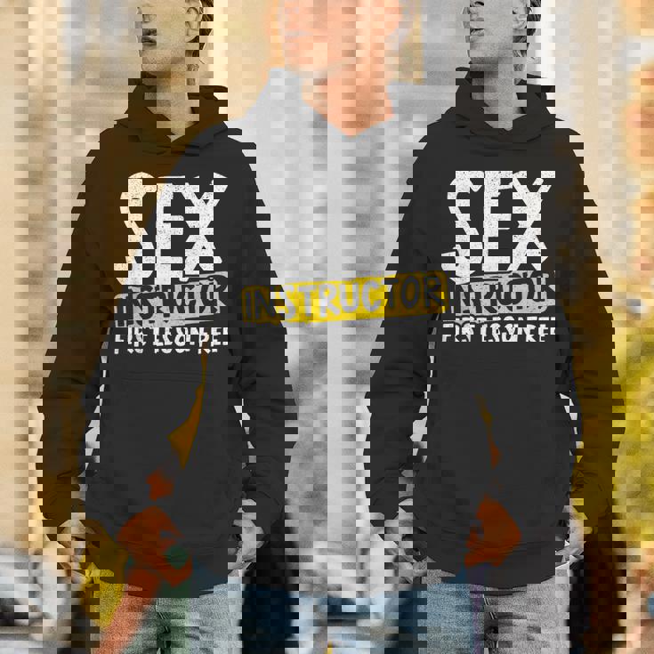 セックスインストラクター 初めてのレッスン 自由恋愛 セックス教師 パーカー