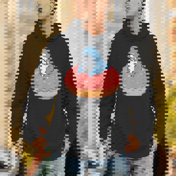 ドーナツに喰われるサメ さめ かわいい ゆるい イラスト シュール おもしろ 鮫 シャーク パーカー