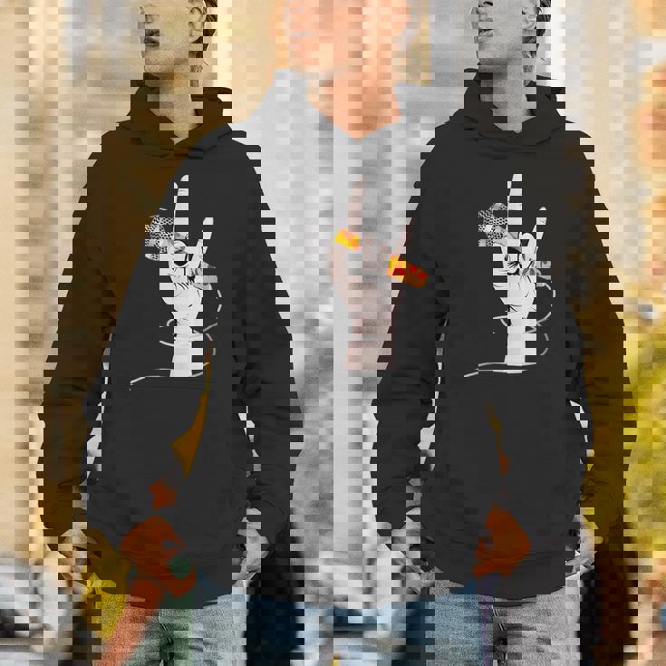 ボーカルマイクを持つロックシンガーの手 パーカー