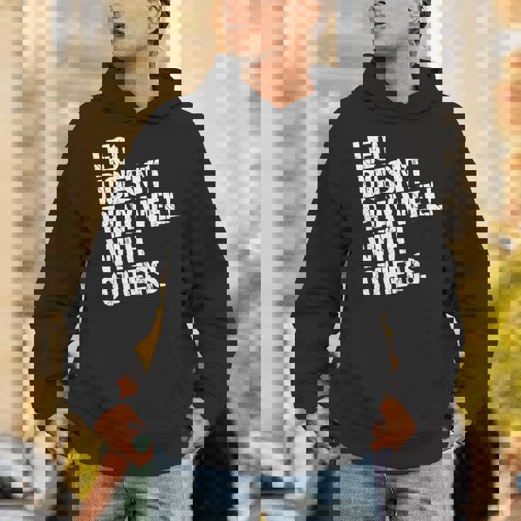 レオは他の人とうまく遊ばない 面白い皮肉 長袖tシャツ パーカー