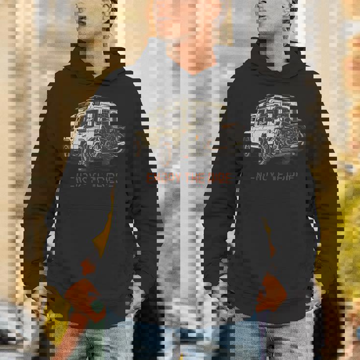 ヴィンテージ オフロード アドベンチャー ロードトリップ バイク イラストレーション パーカー