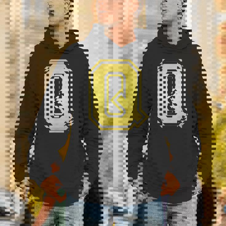 大文字 Q プリントされた明るいスタイルのデザイン。 パーカー