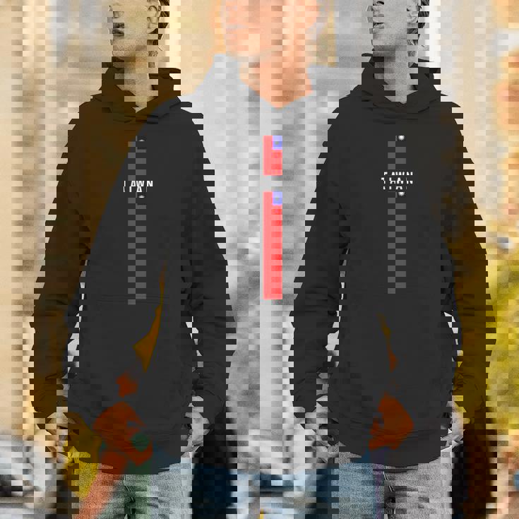 大文字で「Taiwan」の文字が入った縦型台湾国旗 パーカー