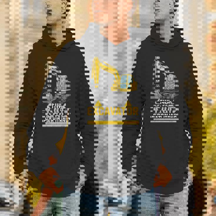 将来の掘削機オペレーターが重機ファンのトレーニングに参加。 パーカー