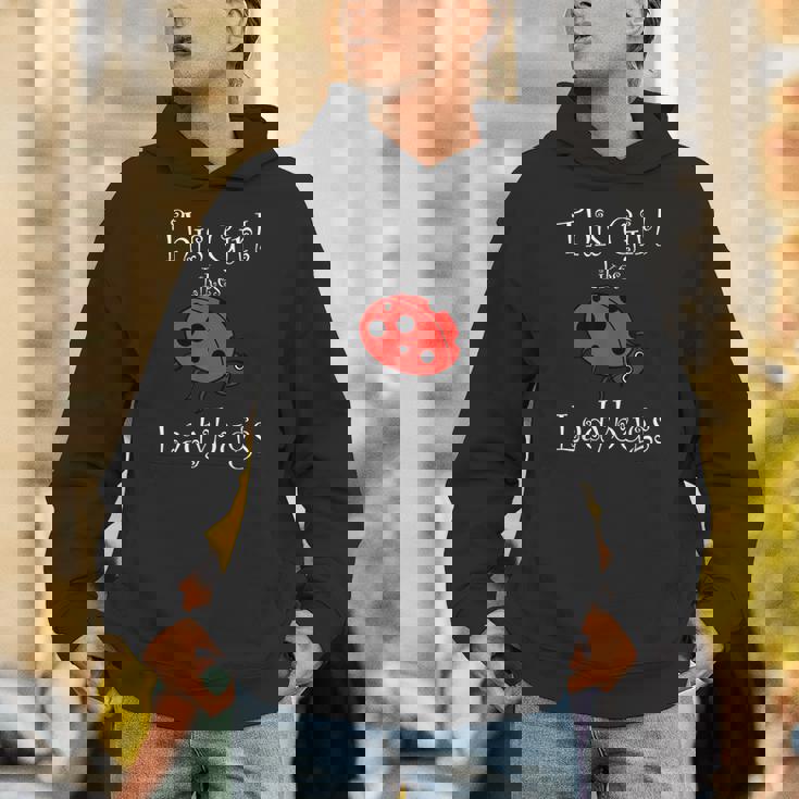 少女はてんとう虫が好き 野生動物 おもしろてんとう虫 パーカー