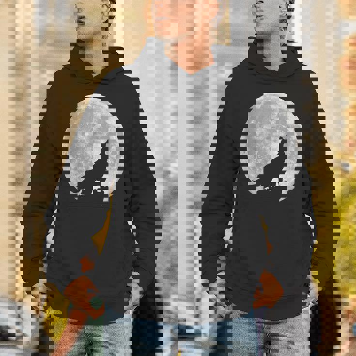 月に吠えるオオカミのシルエット。 パーカー