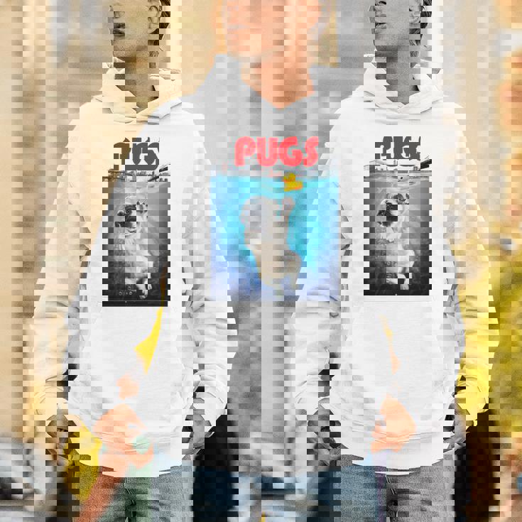 ニューヨーク港でゴム製のアヒルのおもちゃで遊ぶかわいいパグ犬 長袖tシャツ パーカー