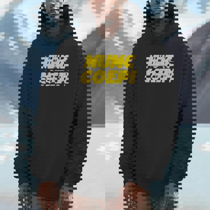 Nunc Coepi Now I Begin パーカー