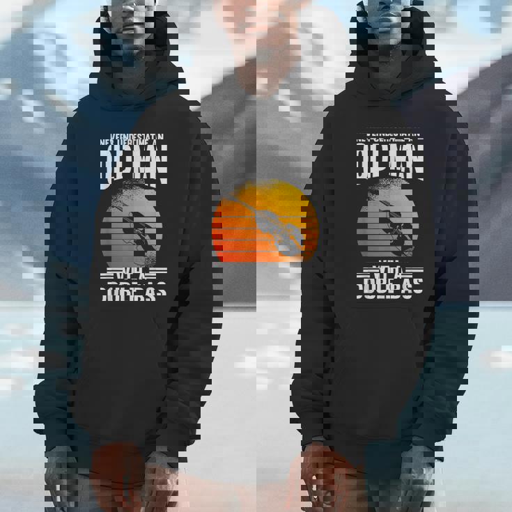 コントラバスの老人を過小評価しないでください パーカー