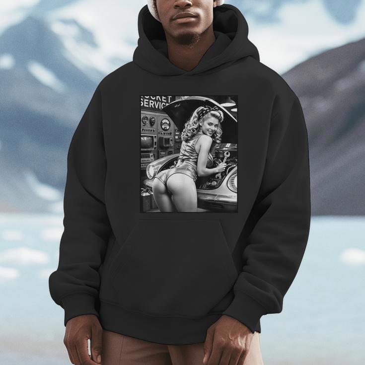 セクシーガールグラフィックtシャツ セクシーブロンドメカニックピンナップガールbw パーカー