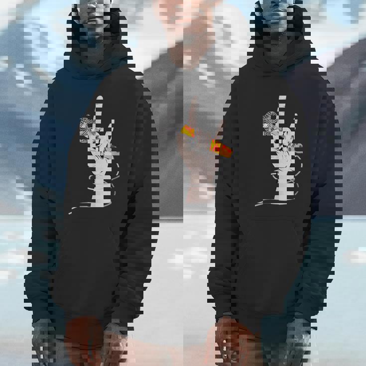 ボーカルマイクを持つロックシンガーの手 パーカー