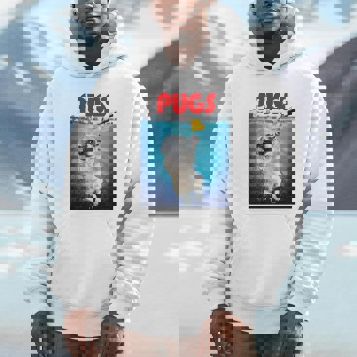 ニューヨーク港でゴム製のアヒルのおもちゃで遊ぶかわいいパグ犬 長袖tシャツ パーカー