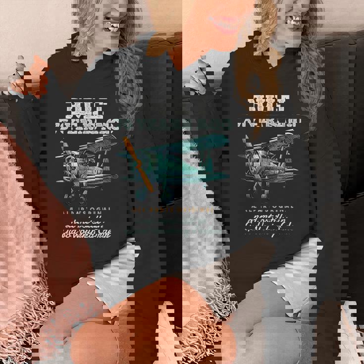 76年前に建てられた古いヴィンテージ飛行機76歳の誕生日男性。 パーカー