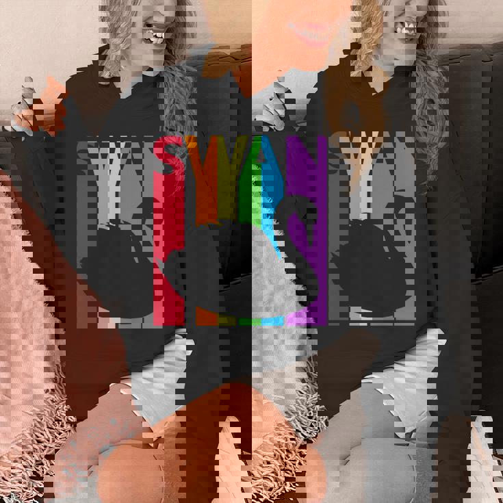 かわいいレインボースワンの鳥が好きな人 長袖tシャツ パーカー