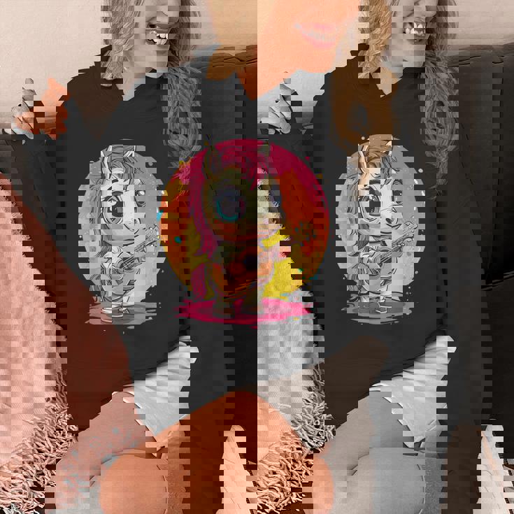 ギターを持った愛らしいポニー パーカー