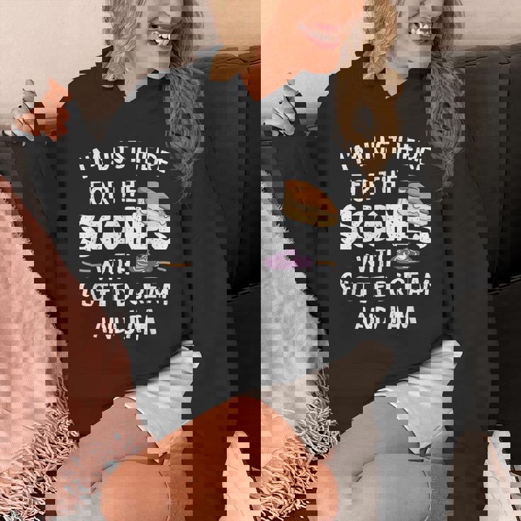 クロテッドクリームとジャムの入ったスコーンを食べに来ただけだよ パーカー