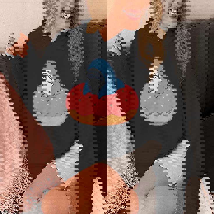 ドーナツに喰われるサメ さめ かわいい ゆるい イラスト シュール おもしろ 鮫 シャーク パーカー