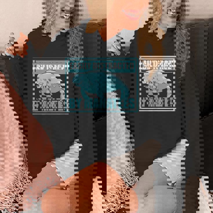 マナティーに気を取られる かわいいマナティー 面白い 海の動物 パーカー