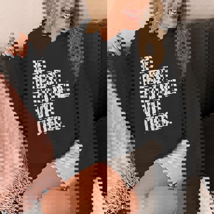 レオは他の人とうまく遊ばない 面白い皮肉 長袖tシャツ パーカー