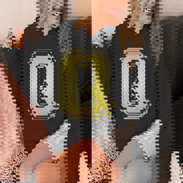 大文字 Q プリントされた明るいスタイルのデザイン。 パーカー