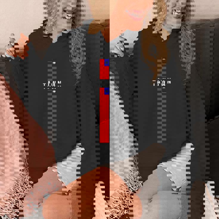 大文字で「Taiwan」の文字が入った縦型台湾国旗 パーカー