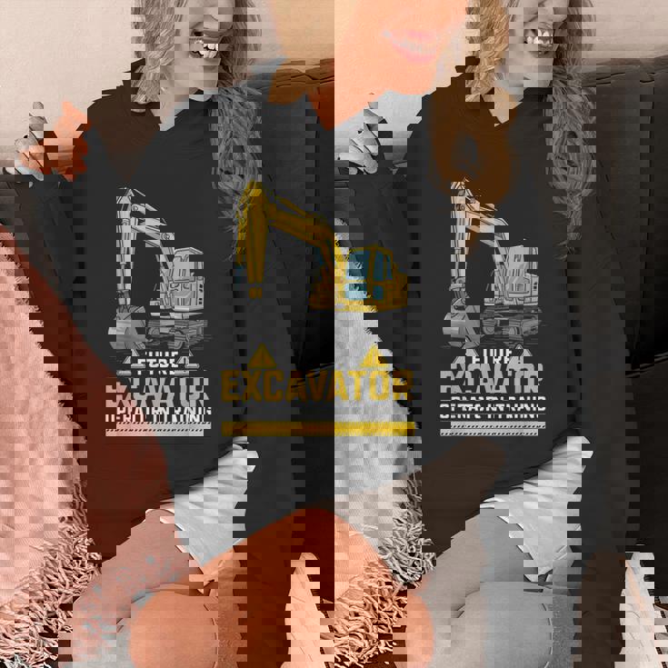 将来の掘削機オペレーターが重機ファンのトレーニングに参加。 パーカー