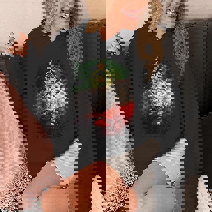 金色のライオンの頭が付いたイランの国旗。 パーカー