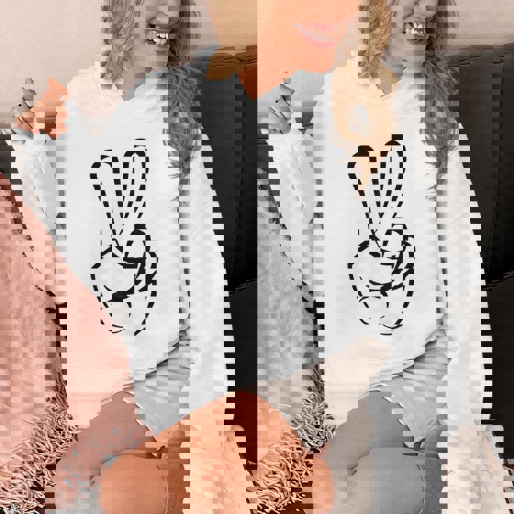 2本指 ピースサイン キュート ビクトリー ハンド ジェスチャー ピースシンボル パーカー