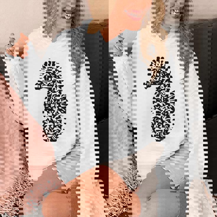 かわいいタツノオトシゴ ポリネシア トライバル マオリ柄 タツノオトシゴ 長袖tシャツ パーカー