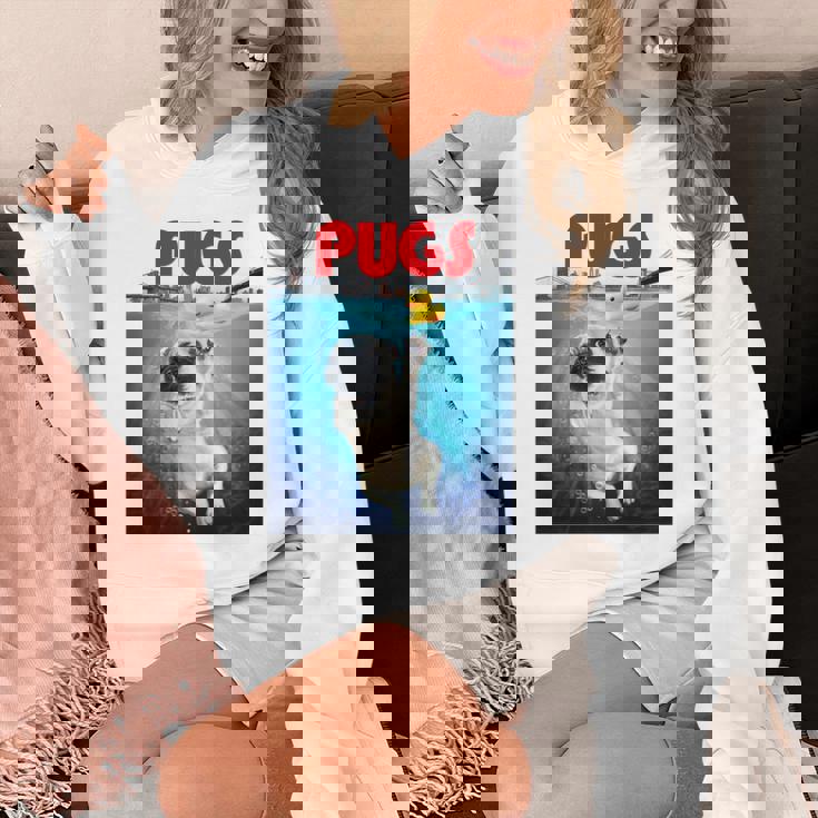 ニューヨーク港でゴム製のアヒルのおもちゃで遊ぶかわいいパグ犬 長袖tシャツ パーカー