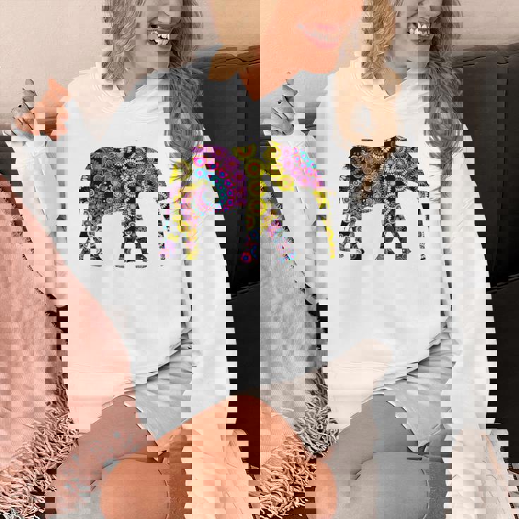 象のシルエット、かわいいボヘミアンデザイン。 パーカー