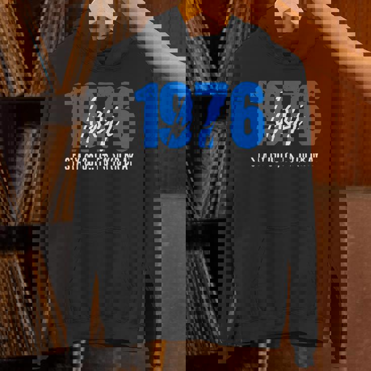 1976 誕生日 五十路祝い 50歳 大人の節目 クールでシンプルな数字デザイン パーカー