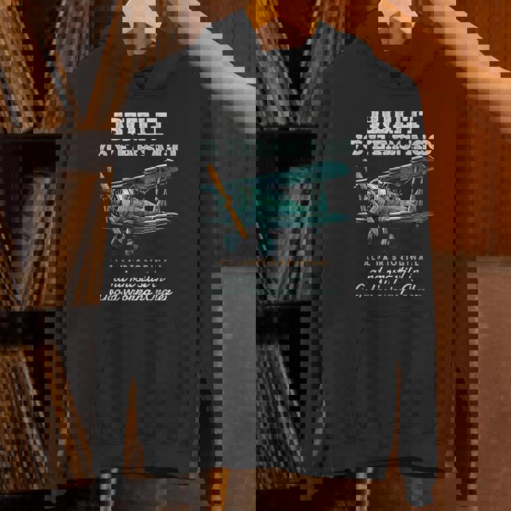 76年前に建てられた古いヴィンテージ飛行機76歳の誕生日男性。 パーカー