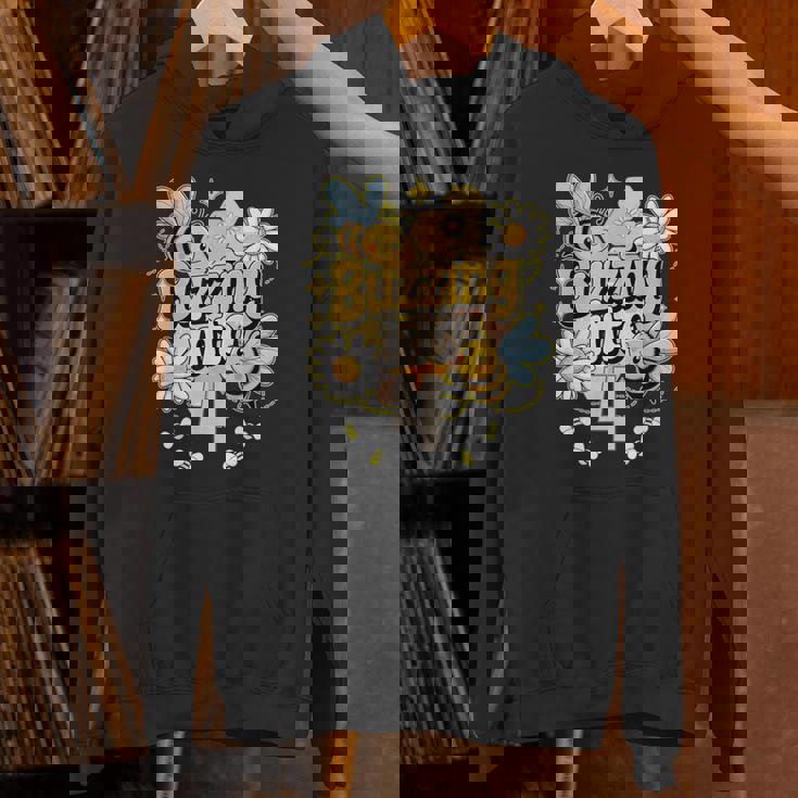 Buzzing Into 4 かわいい蜂 4歳の誕生日パーティーデザイン パーカー