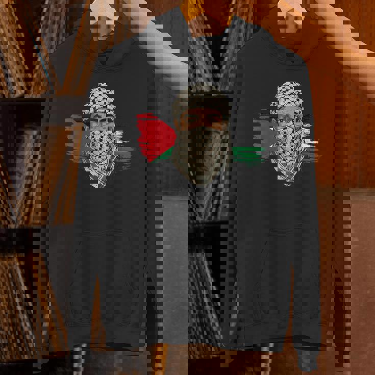 Keffiyehスカーフのパレスチナの若い男 パレスチナサポーター パーカー