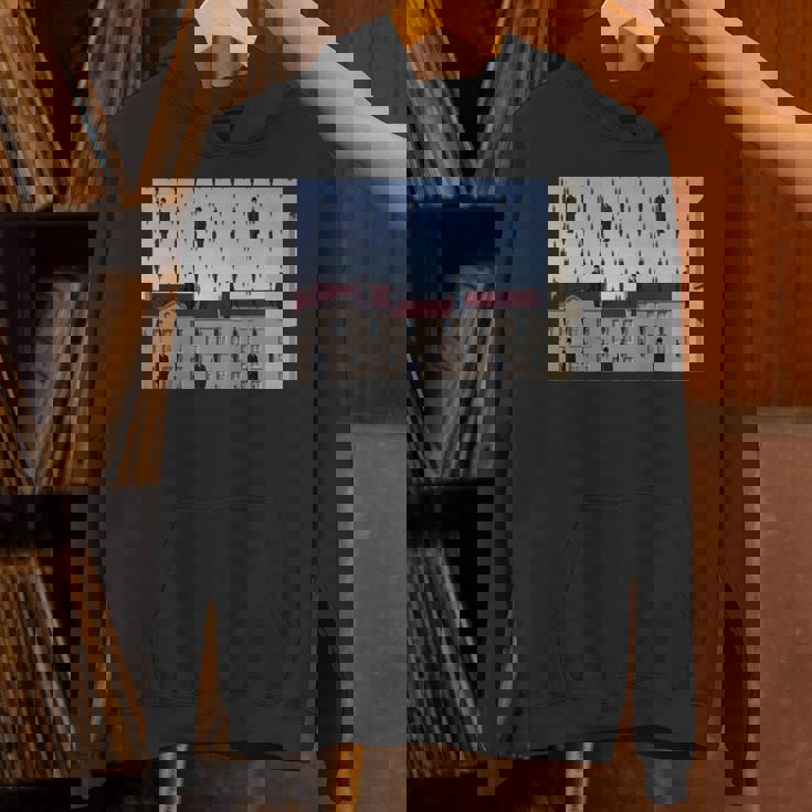 Magritteによるゴルコンダの有名な絵画。 長袖tシャツ パーカー