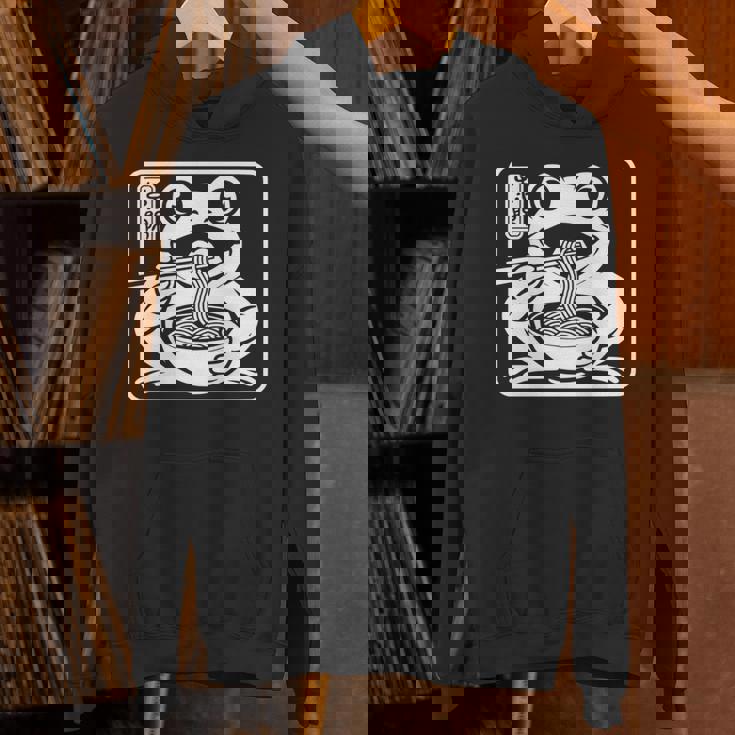 おもしろい 不機嫌そうなカエル ラーメン かわいい 水墨画 日本語 長袖tシャツ パーカー