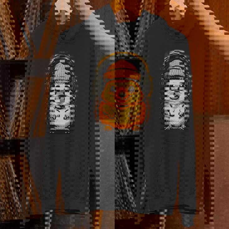 かわいいハリネズミ、ビーニーとヘッドフォン、居心地の良い音楽愛好家。 長袖tシャツ パーカー