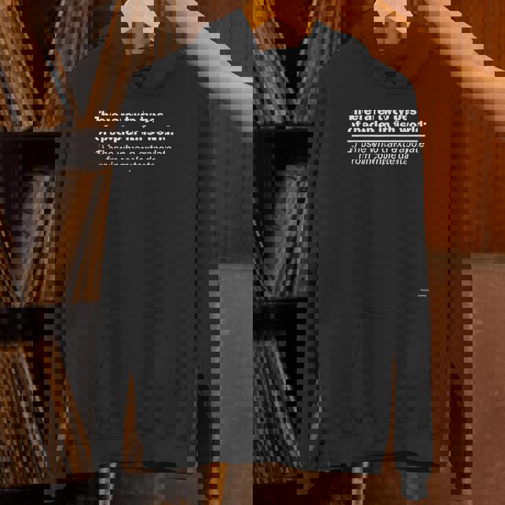 このワールドインテリジェントシャツには2種類の人々がいます パーカー