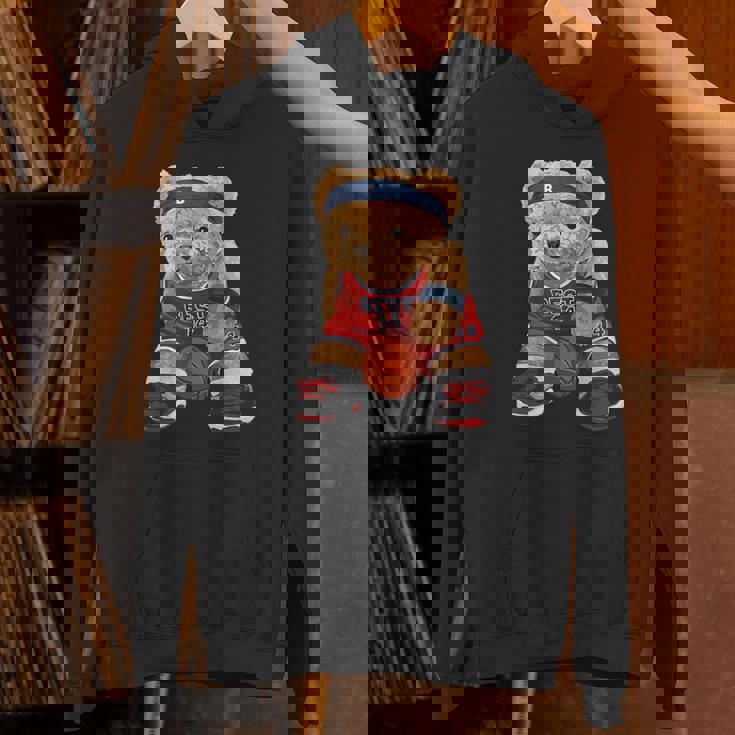 クールなテディベアがバスケットボールのイラストグラフィックデザインを演じます。 パーカー