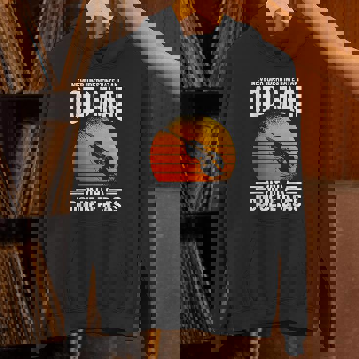 コントラバスの老人を過小評価しないでください パーカー