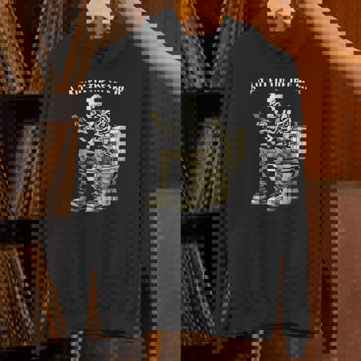 スマートフォン付きトイレのスケルトン ゴシックユーモア パーカー